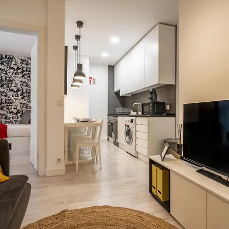 Akicity Campolide Groovy Apartman *